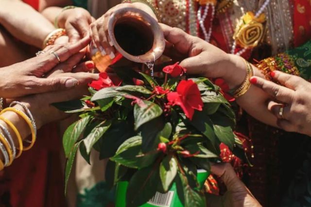 Shivling Par Jal Baithe kar Chadayein Ya Khade Hokar